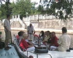 unser Boot mit allen Passagieren an Bord, bereit zum ablegen